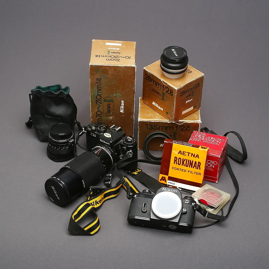 NIKON FE2, med 6 OBJEKTIV, NIKON EM, kamerahus. — Cameras & accessories — Auktionshuset Kolonn