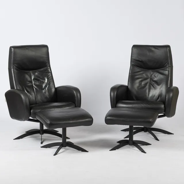 HJORT KNUDSEN. Fåtöljer, ett par med fotpall, svart läderklädsel, Danmark, 19/2000-tal.