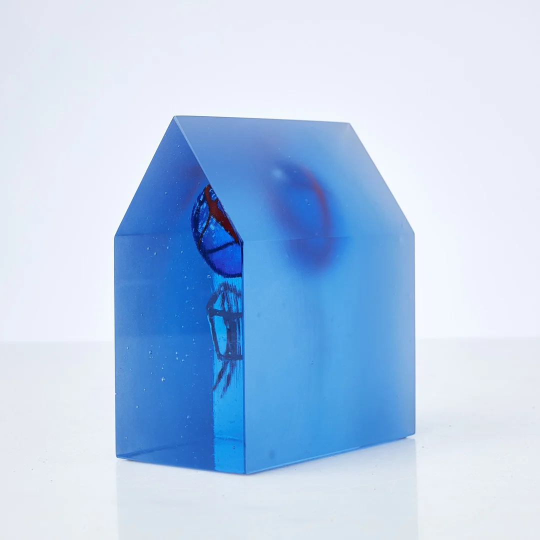 BERTIL VALLIEN. Skulptur i form av hus, signerad 8BVAAT949007/1000 Kosta Boda Atelier B. Vallien. — Art glass — Stockholms Auktionsverk Sickla
