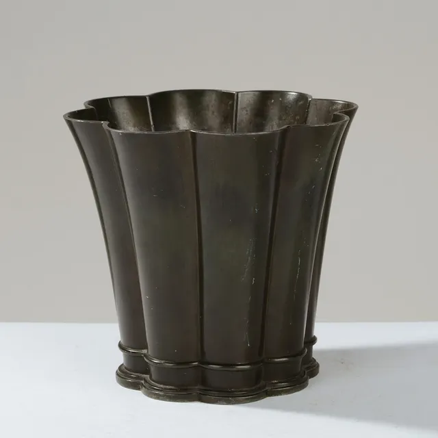 JUST ANDERSEN. Margaretebæger af diskometal, model 1873, Danmark, formgivet 1936.