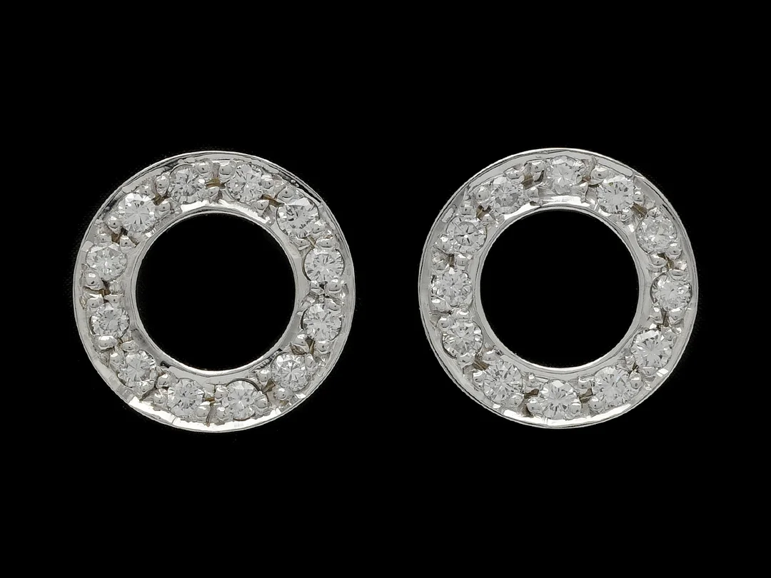 PÅHÄNGSDELAR, 18K vitguld, 24 briljantslipade diamanter ca 0,36 ctv, ca W/VS, diameter 1,1 cm, vikt 3,1 g. — Smycken/Örhängen — Kaplans