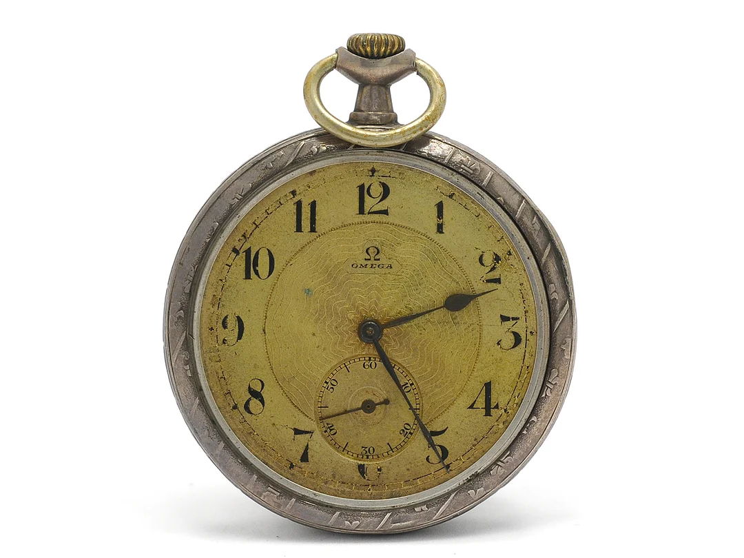 OMEGA, fickur, 51 mm, Serie nr. 4574012, Boett nr. 5311776, silver, ankargång, skadad urtavla, löst glas, defekt, ca 1913. — Klockor/Omega — Kaplans