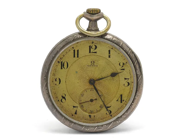 OMEGA, fickur, 51 mm, Serie nr. 4574012, Boett nr. 5311776, silver, ankargång, skadad urtavla, löst glas, defekt, ca 1913.