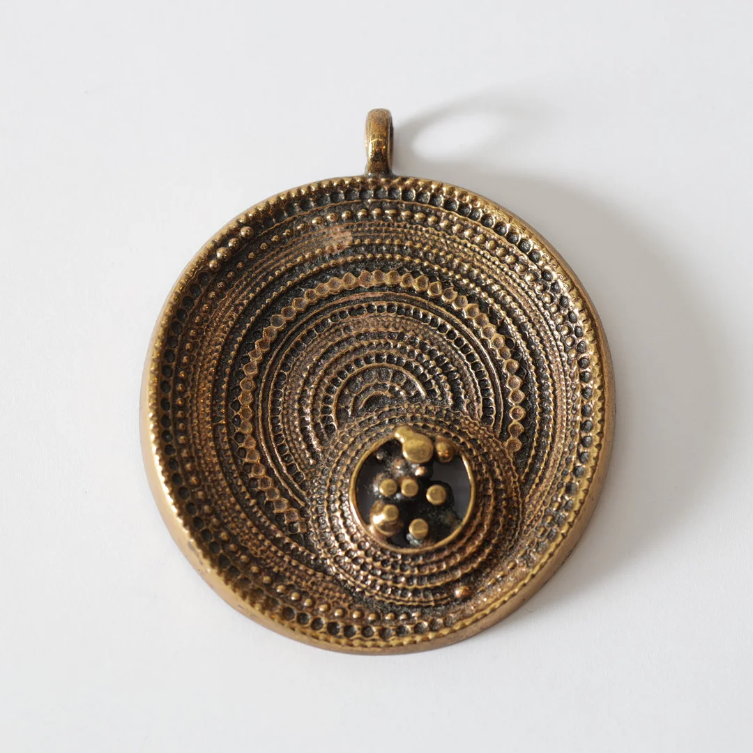 JORMA LAINE. brosch, brons, "Chick", Turun Hopea, Åbo, Finland. 1960-/70-tal. — Brooches & Pendants — Gomér & Andersson Nyköping