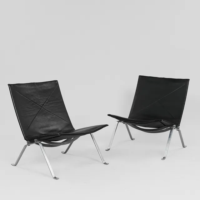 POUL KJAERHOLM. Par PK-22 lænestole, sort læder, E. Kold Christensen (2).