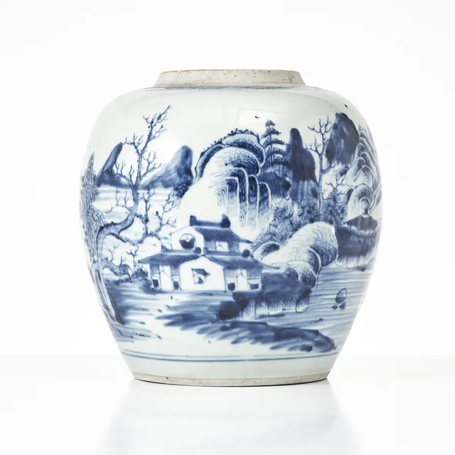 BOJAN, porslin, Kina, Qianlong (1736-1795), dekor av flodlandskap i underglasyrblått.