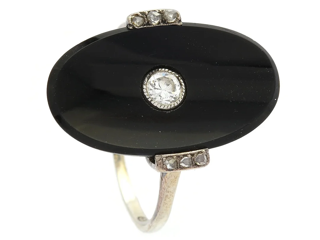 Ring, 18K vitguld, onyx, gammalslipad diamant ca 0,12 ct, 6 rosenslipade diamanter, stl 17 mm, vikt 3,2 g. — Smycken/Ring — Kaplans