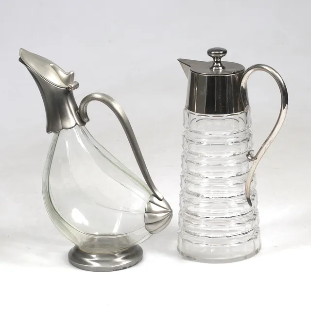 KARAFFER, 2 st, glas och metall, 1900-talets andra hälft.