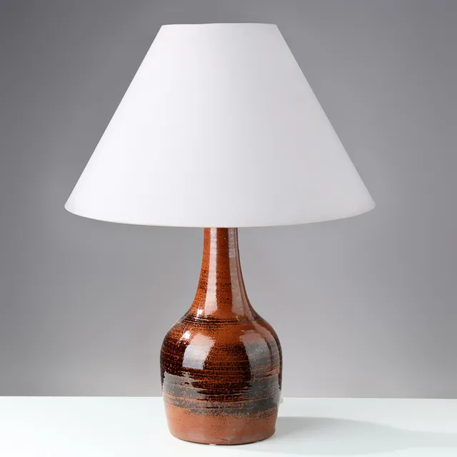 HELLE ALLPASS (1932-2000). TILSKREVET. Stor bordlampe af tenmoku-glaseret stentøj, eget værksted i Espergærde, Danmark, 1960/70'erne.