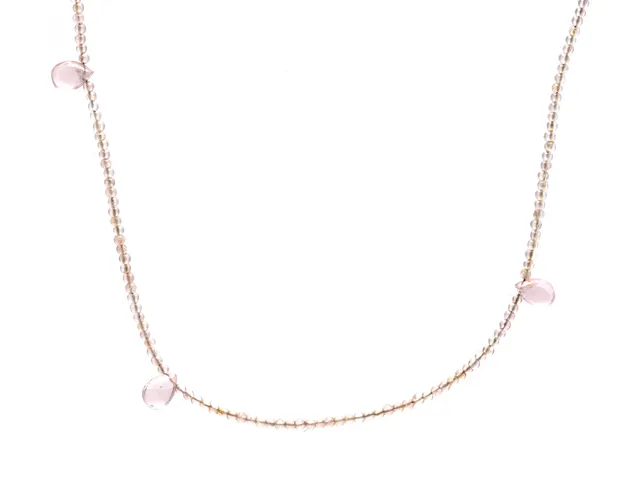 OLE LYNGGAARD, collier, rosenkvarts, dobbar, ej lås, längd 79 cm, påse.