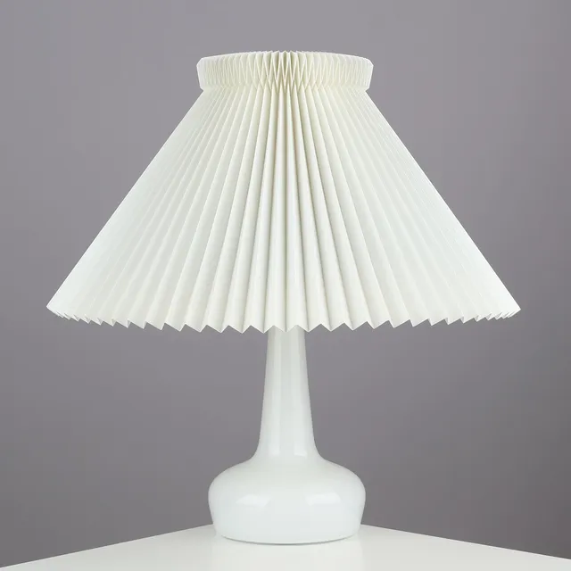ESBEN KLINT (1915-1969). Bordlampe af opalglas med skærm af plisseret plastik, model 311, Le Klint, Danmark, formgivet 1949.