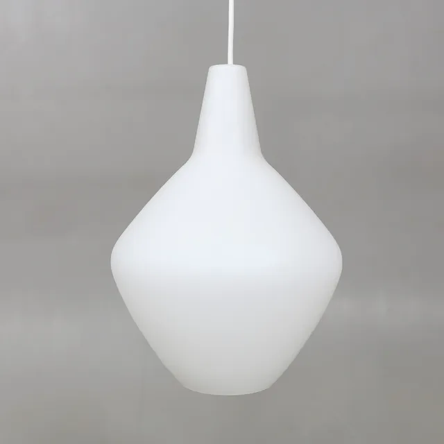LISA JOHANSSON-PAPE. taklampa, ''onion lamp'', opalglas.