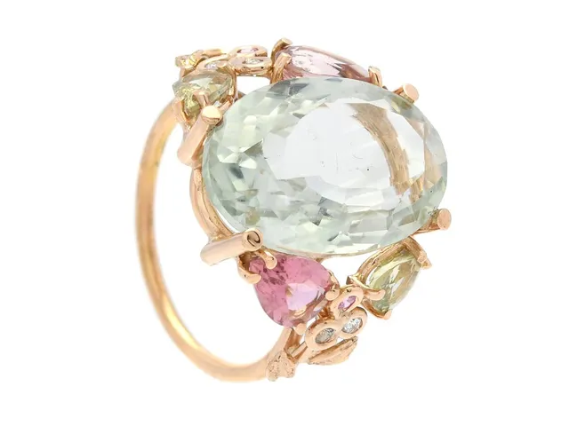 RING, 18K guld, ovalslipad grön kvarts 11,62 ct, turmaliner 2,10 ct, rosa safirer, briljantslipade diamanter, Mandelstam, stl 18,25 mm, vikt 7,5 g, originaletui.