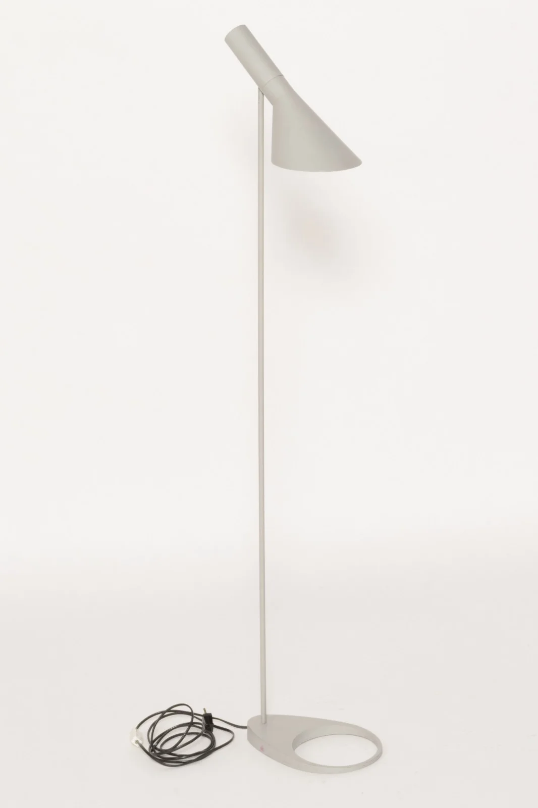 Arne Jacobsen Floor lamp model AJ — Lamps and lighting/Floor lights — Lauritz