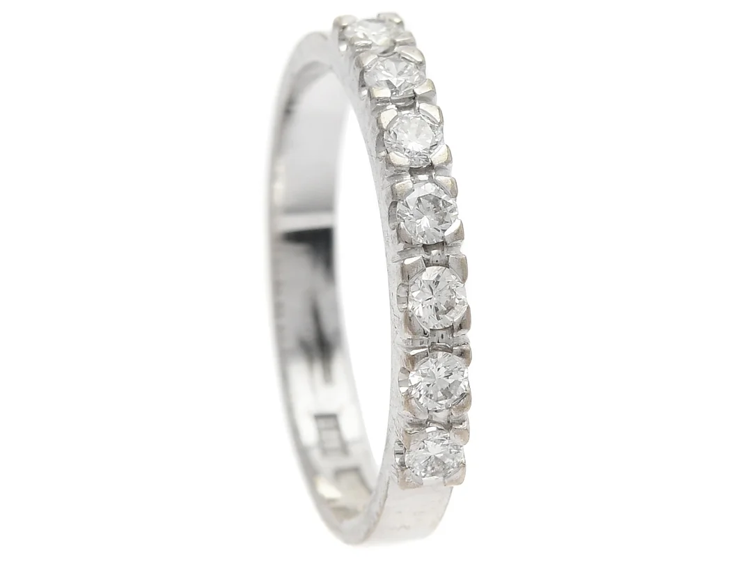 ALLIANSRING, 18K vitguld, 7 briljantslipade diamanter 0,28 ctv enligt gravyr, ca TW/VS, 1 diamant ca Cr/SI, Sture Anderssons Guldsmeds Ab, Uppsala 1984, stl 17 mm, vikt 2,6 g. — Smycken/Alliansring — Kaplans