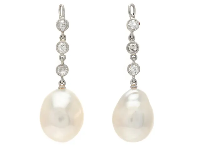 PÅHÄNGEN, 18K vitguld, odlade pärlor, barocka, ca 12 x 8 mm, äldre briljantslipade diamanter ca 0,25 ctv, ca W/SI, höjd 3,2 cm, vikt 4,1 g.