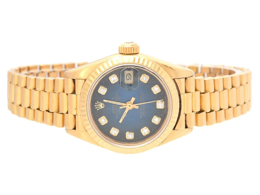 ROLEX, Oyster Perpetual, Datejust, Chronometer, "Dégradé Diamond Dial", Ref nr. 69178, Serie nr. R483855, Cal 2135, Verk nr. 0879775, Boett nr. 69000A, damur, 26 mm, 18K guld, automatisk, safirglas, datum, utbytt urtavla, diamanturtavla (10 st. 8/8), Presidentlänk (skadad, se bilder), viklås, Ref nr. 5871F/68 B, totalvikt 72,1 gram, cert, augusti 1988, box. — Klockor/Rolex — Kaplans