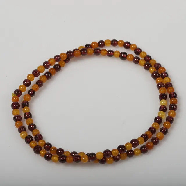 ARMBAND, 2 stycken, bärnsten.