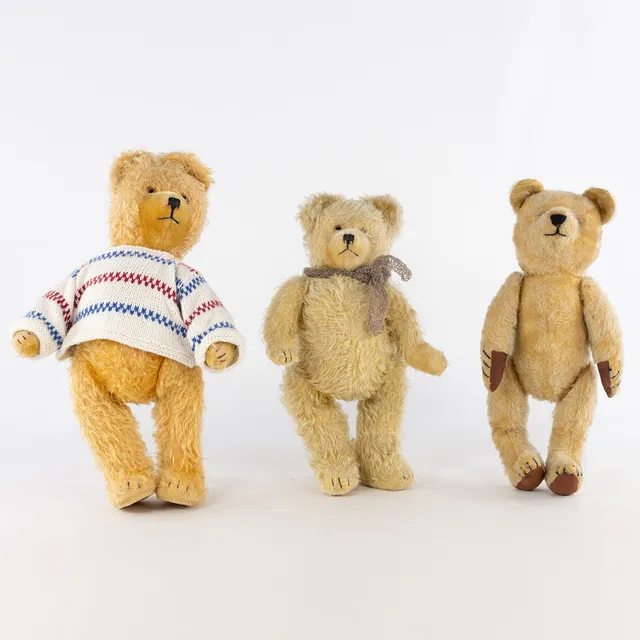 TEDDYBJÖRNAR, 3 st, sannolikt Steiff.