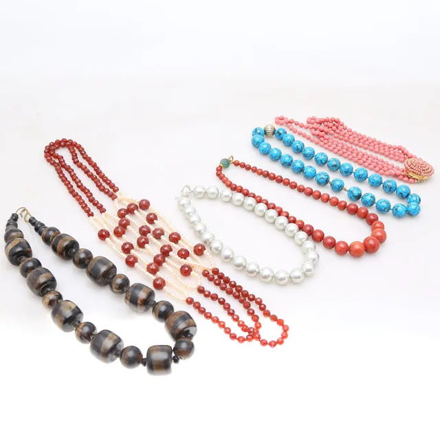 Six vintage and contemporary jewellery necklaces.