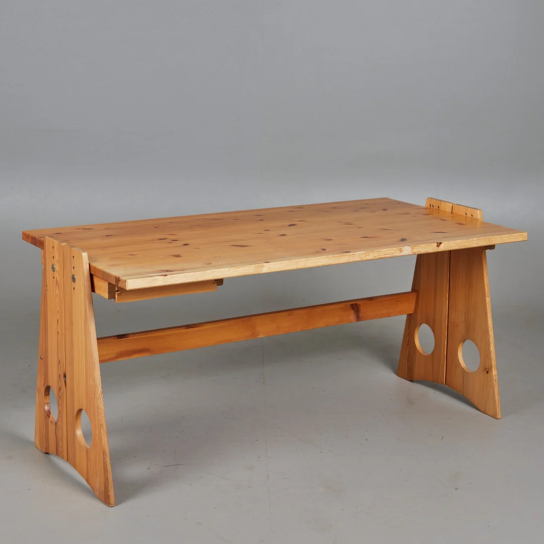 GILBERT MARKLUND. Furusnickarn Ab., Schreibtisch, Kiefer, 1970er Jahre, Schweden. — Tables — Stockholms Auktionsverk Köln