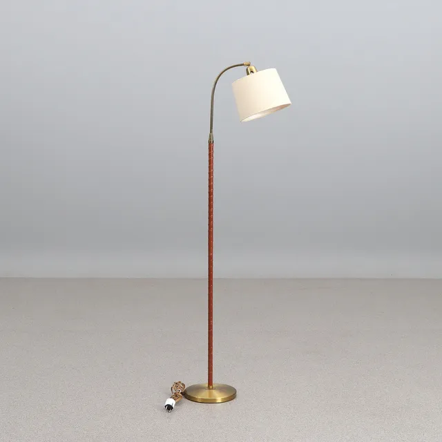 EINAR BÄCKSTRÖM. GOLVLAMPA. Mässing med läderlindad fot. EB 5737.