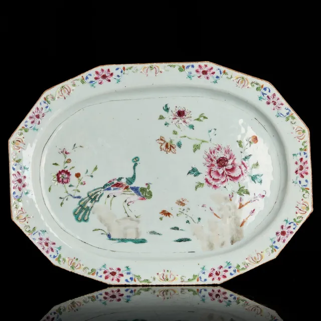 FAT, porslin, Kina, Qianlong (1736-1795), dekor av "Double Peacock" i famille rose.