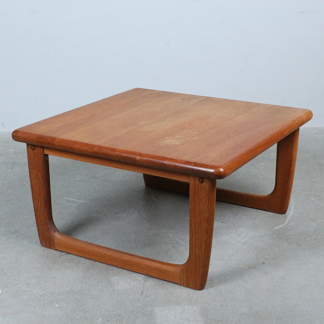 A/S NIELS BACH. Couchtisch / Coffeetable, Teak, Dänemark, 1970er Jahre. — Tables — Stockholms Auktionsverk Düsseldorf/Neuss