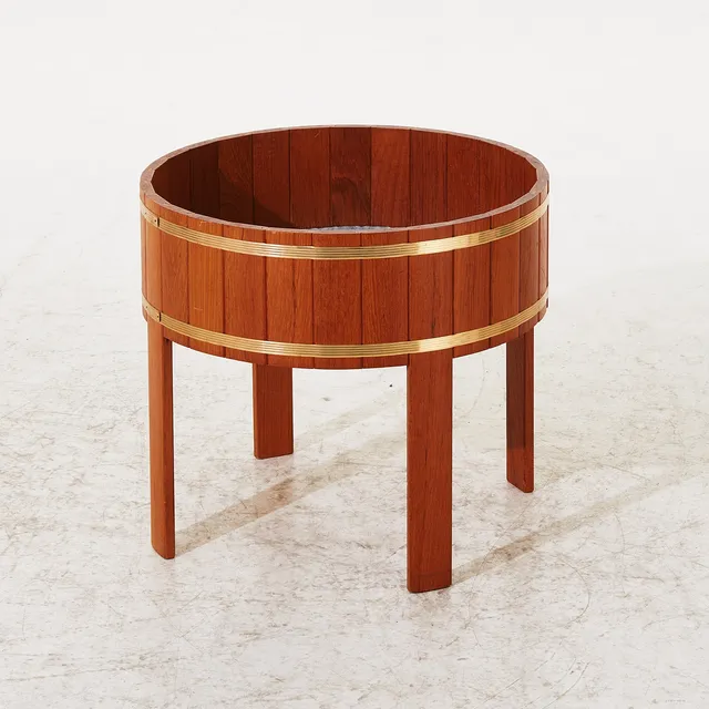 BLOMBORD, 1960-tal, fanérat i teak, laggat, spännband i gulmetall.