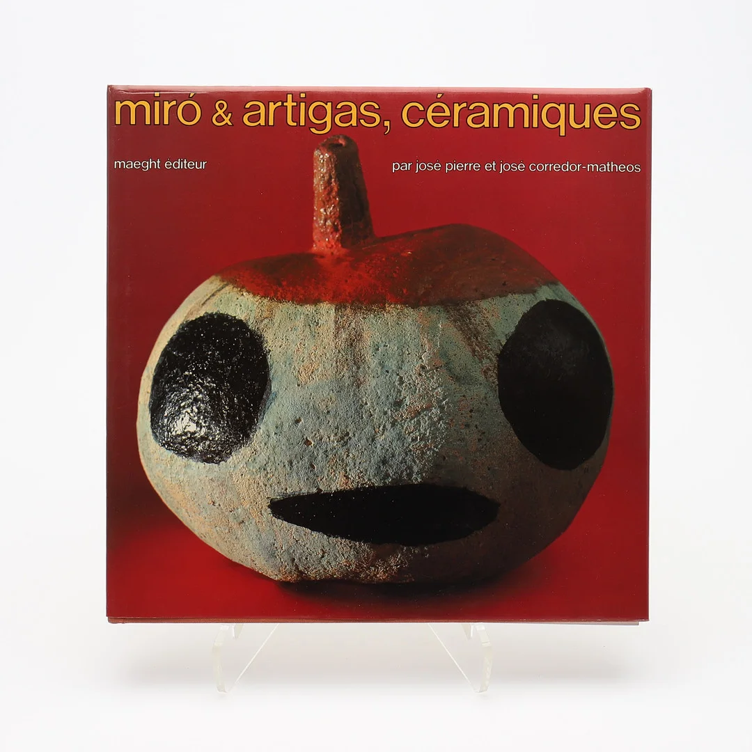 MODERNISM. MIRO'S OCH ARTIGA'S KERAMIK MED DUBBELSIDIG LITOGRAFI AV MIRO. — Books — Crafoord Auktioner Lund