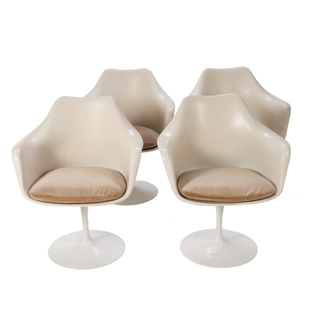 Eero Saarinen for Knoll: A pair of 'Tulip' chairs with shells of white fiberglass-reinforced plastic, original seat cushions upholstered in light plush (faded). Circa 1960-65. (4) — Furniture/Chairs — Lauritz