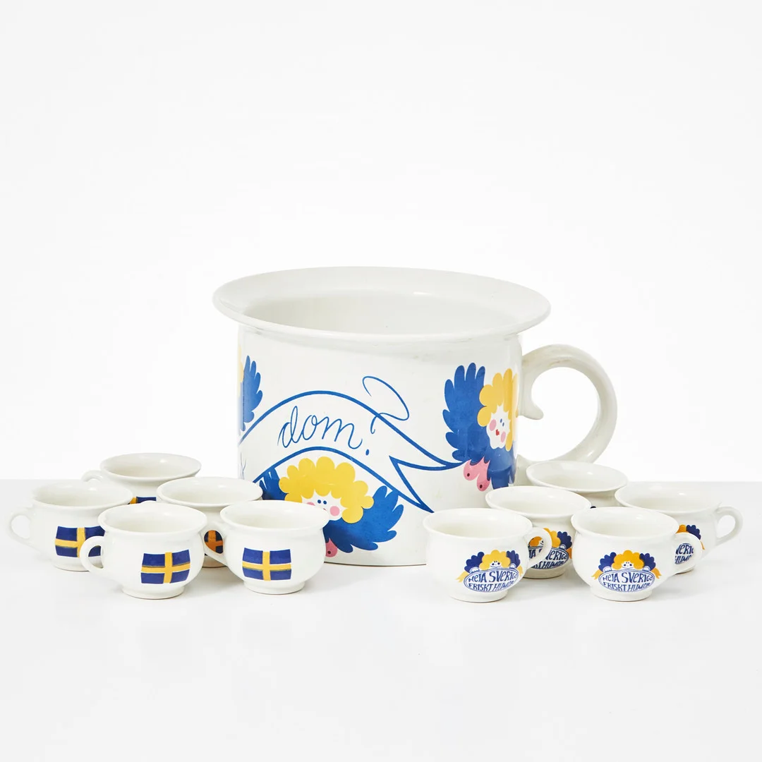 MARGARETA HENNIX (1941). Potta, muggar, 1+ 10 delar, " Änglar, finns dom?" / " Heja Sverige friskt humör", Gustavsberg. — European — Stockholms Auktionsverk Magasin 5