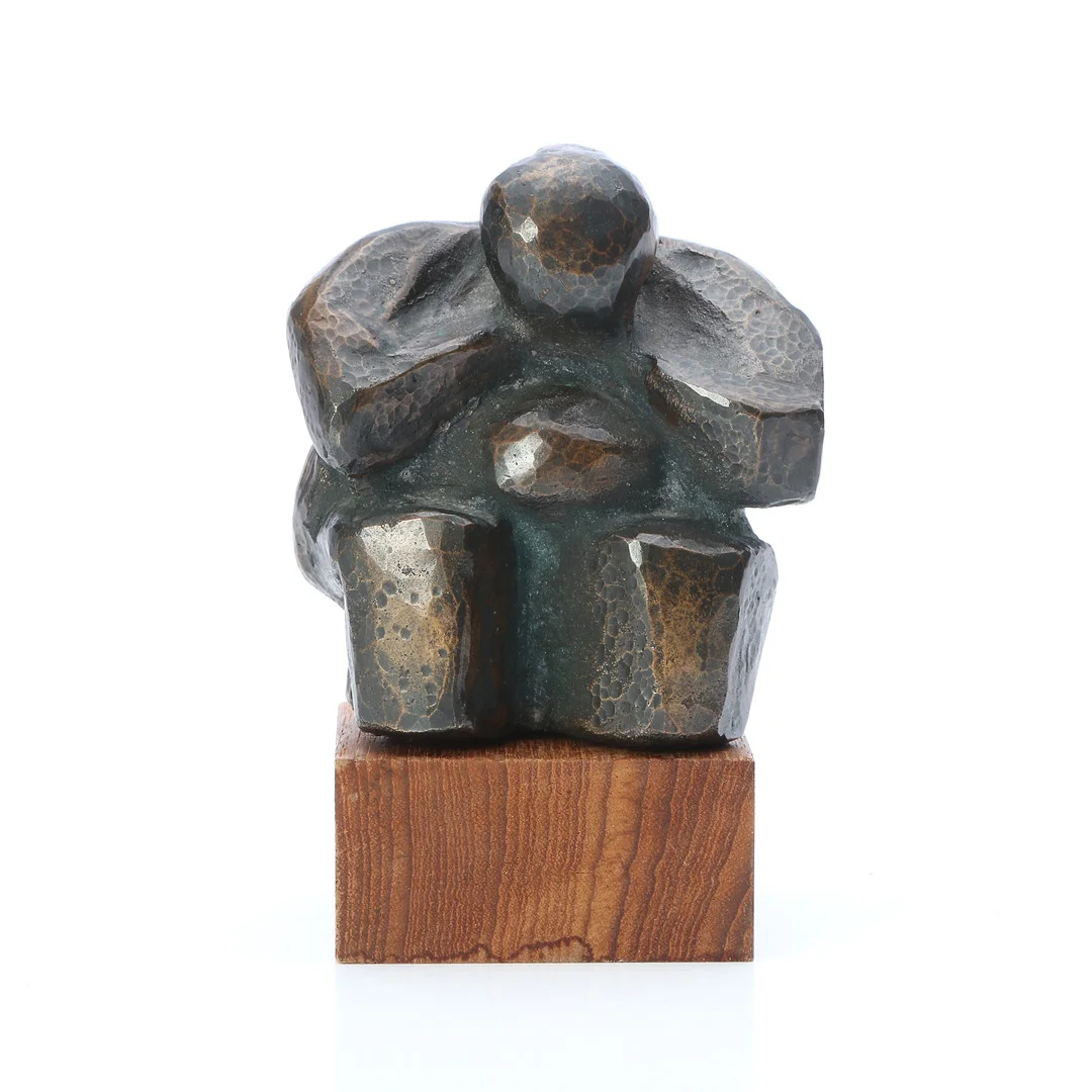 BENGT MALMQUIST. SKULPTUR. Brons på träsockel. Sittande figur. Signerad på sockelns undersida. — Sculptures & Bronzes — Skånes Auktionsverk