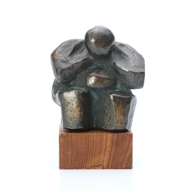 BENGT MALMQUIST. SKULPTUR. Brons på träsockel. Sittande figur. Signerad på sockelns undersida.