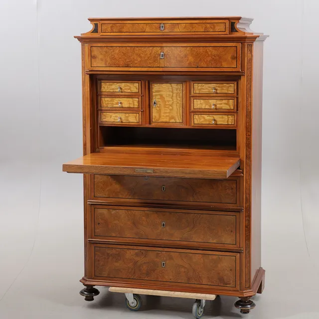 CHIFFONJE, mahogny med rotfaner, nyrenässans, 1900-talets början.