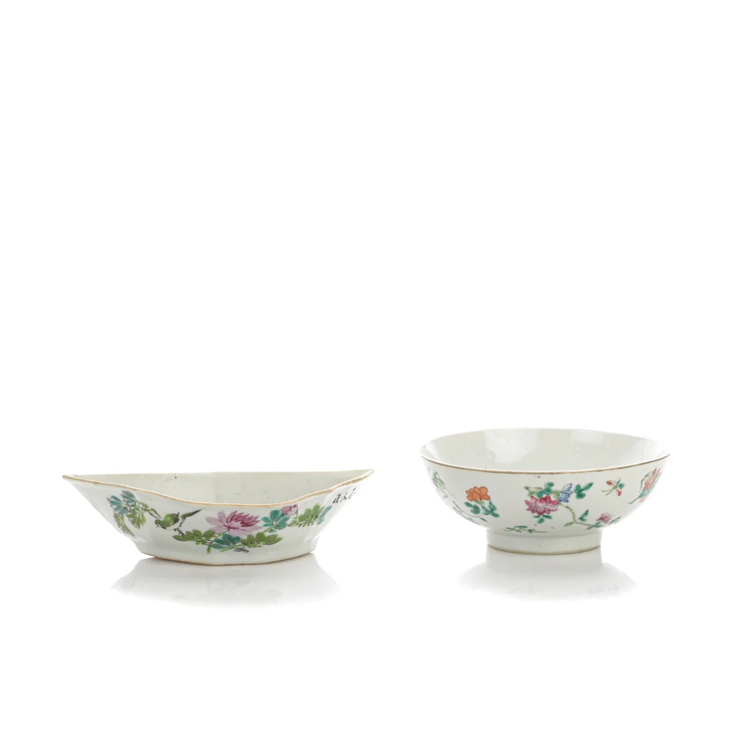 Two Chinese porcelain bowls, decorated in enamel colors, 19th/20th century (2) — Hobby and collectibles/Asian art — Lauritz