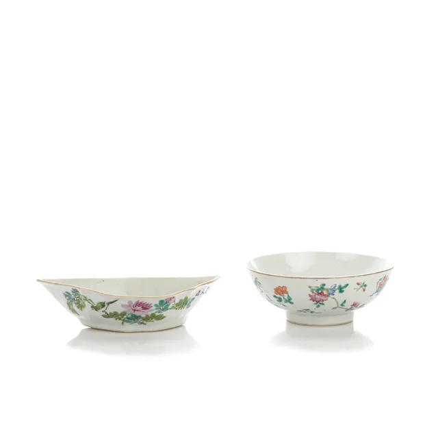 Two Chinese porcelain bowls, decorated in enamel colors, 19th/20th century (2)