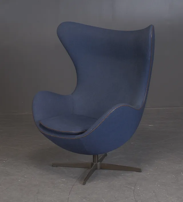 Arne Jacobsen. ‘The Egg’ anniversary model, special edition with canvas, 590/999