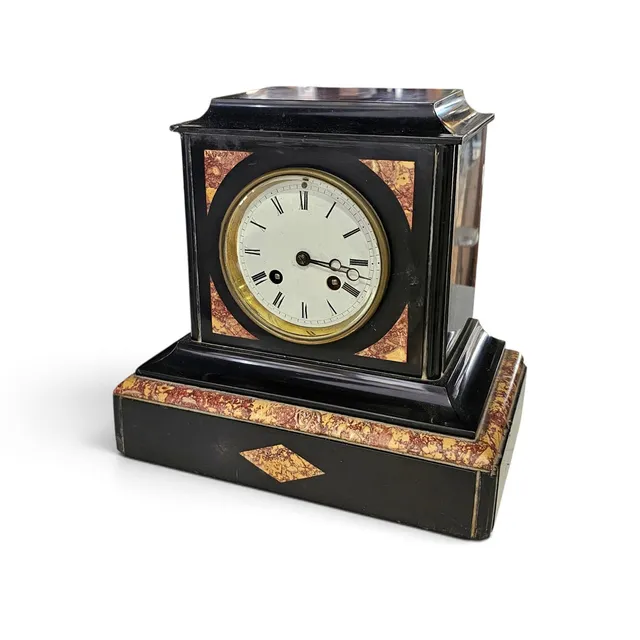 Reloj de sobremesa de mármol belga, Siglo XIX. Maquinaria París de horas y medias.