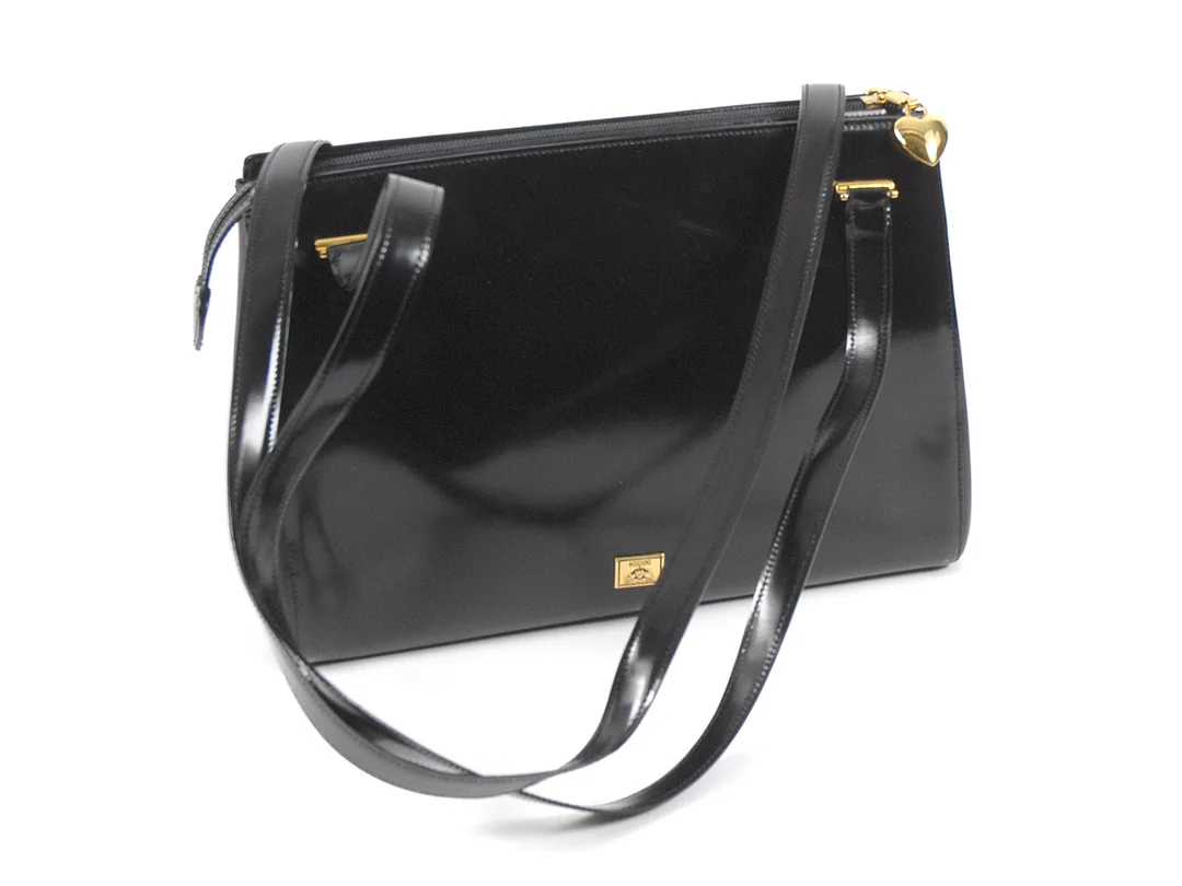 VÄSKA, MOSCHINO svart läder (några repor)32x22x7 cm dustbag — Accessoarer/Väskor — Kaplans