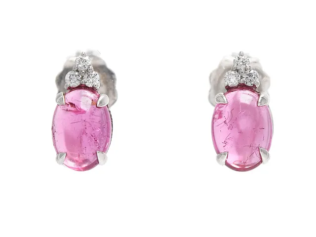 ÖRHÄNGEN, 18K vitguld med cabochonslipade rosa turmaliner 1,75 ctv, 6 briljanter 0,07 ctv, TW(G)/VS-SI, stift,