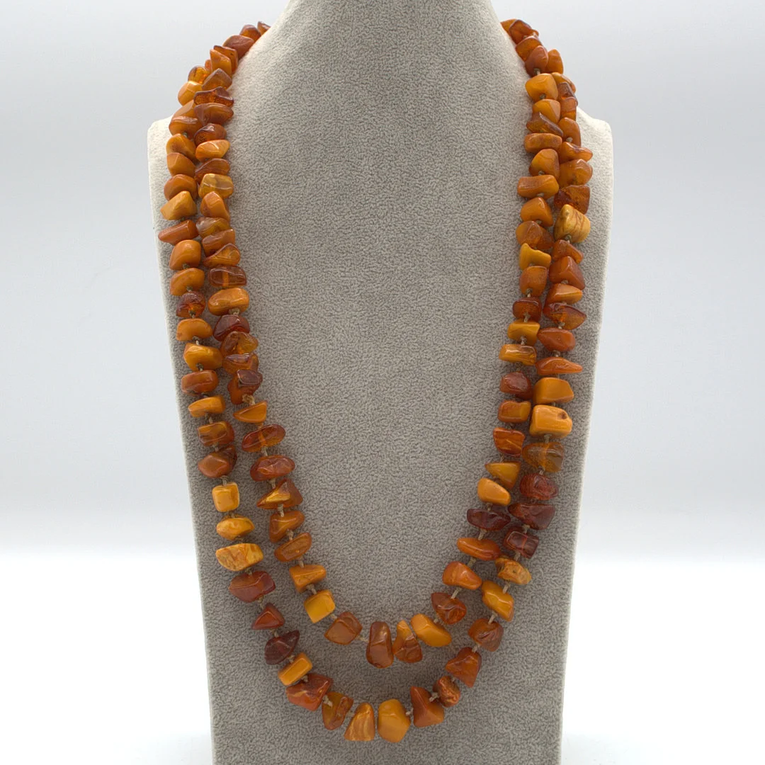 GROSSES PERLENCOLLIER AUS BUTTERSCOTCH-BERNSTEIN, POLIERTE PERLEN, EINZELN GEKNÜPFT, ENDLOSKETTE, VINTAGE, CA. CM. — Necklace — Kunst- und Auktionshaus Kleinhenz