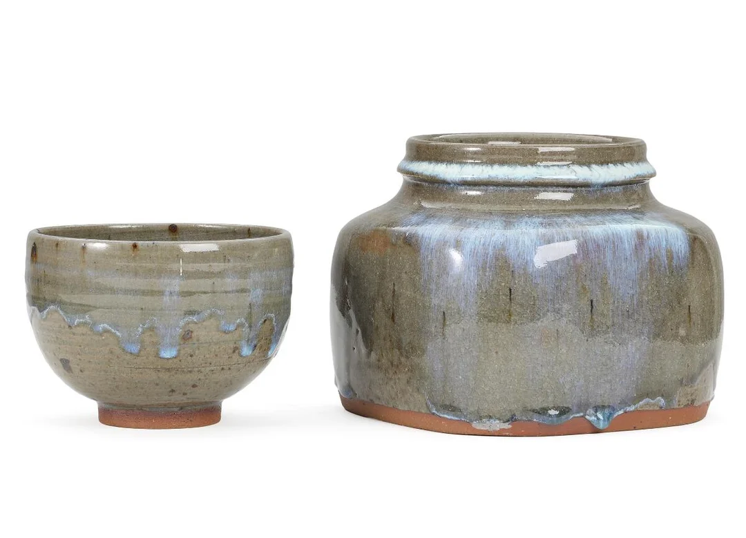 Finn Lynggaard: Stoneware vase and jar. Decorated in greenish glaze with blue elements. H. 15 and 10 cm. (2) — Modern Decorative Art — Bruun Rasmussen