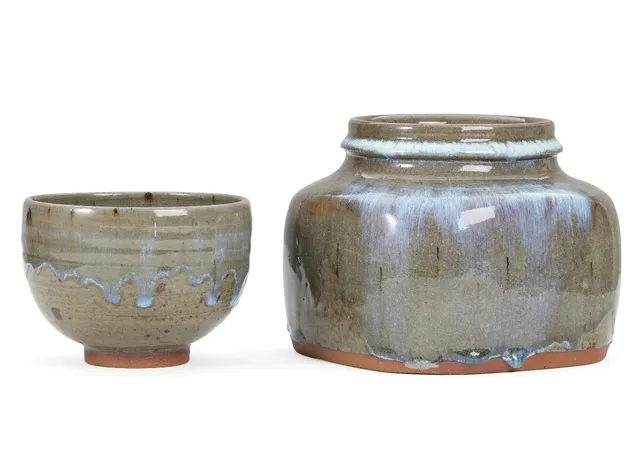 Finn Lynggaard: Stoneware vase and jar. Decorated in greenish glaze with blue elements. H. 15 and 10 cm. (2)