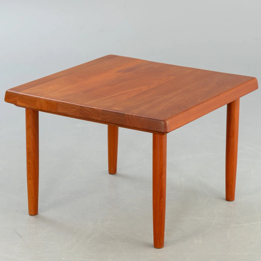 Niels Bach, Sofatisch in Teak. — Tables — Stockholms Auktionsverk Hamburg