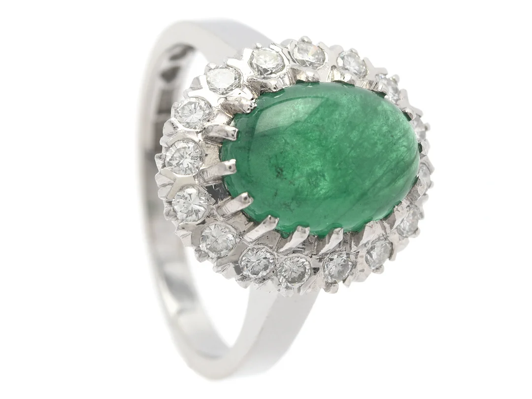 CARMOSÉRING, 18K vitguld, cabochonslipad smaragd ca 2,98 ct, 16 briljantslipade diamanter ca 0,47 ctv, ca W/VS, stl 17,5 mm, vikt 6,3 g. — Smycken/Carmoséring — Kaplans