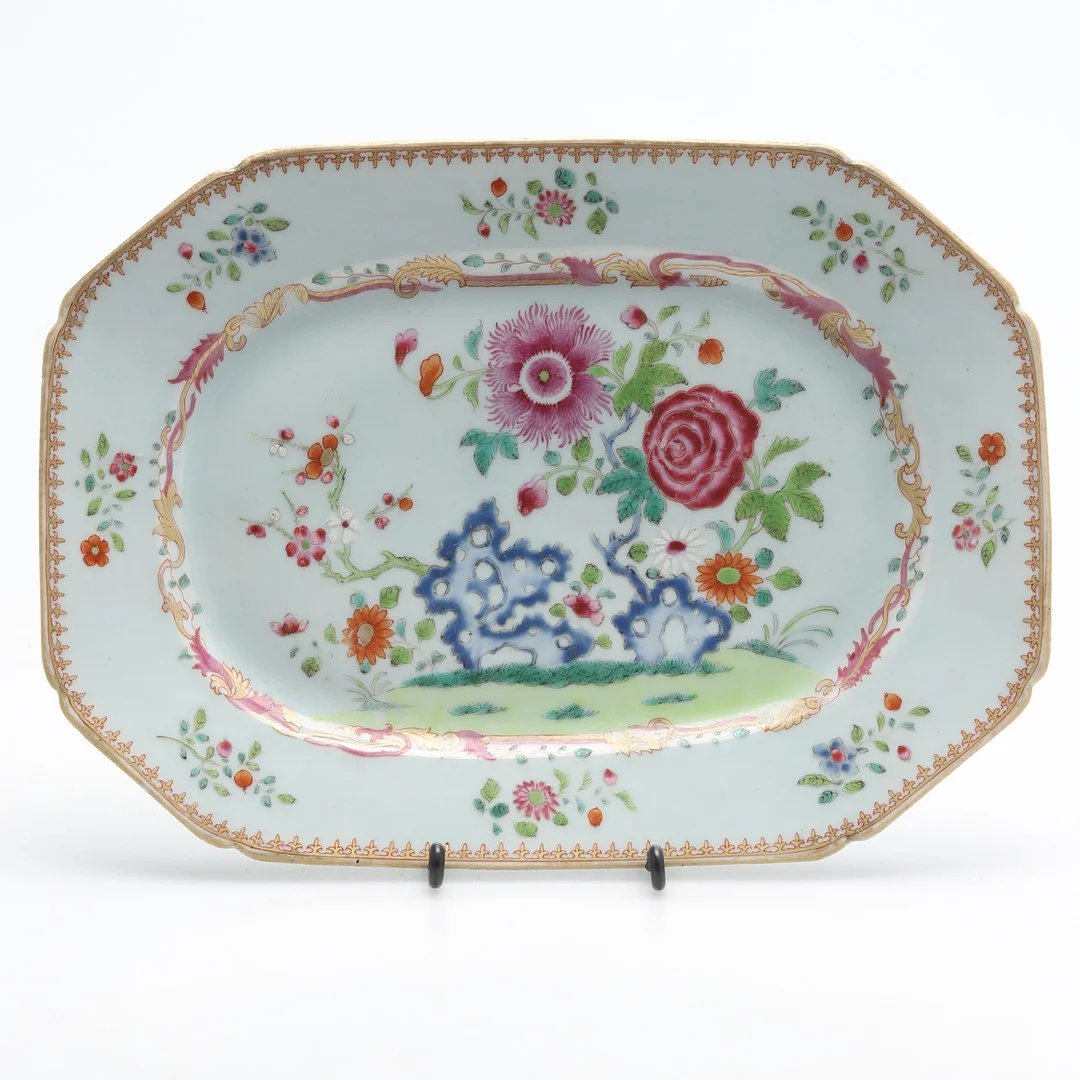 STEKFAT, porslin, famille rose, Kina, Qianlong, (1736-1795). — Ceramics & Porcelain — Crafoord Auktioner Malmö