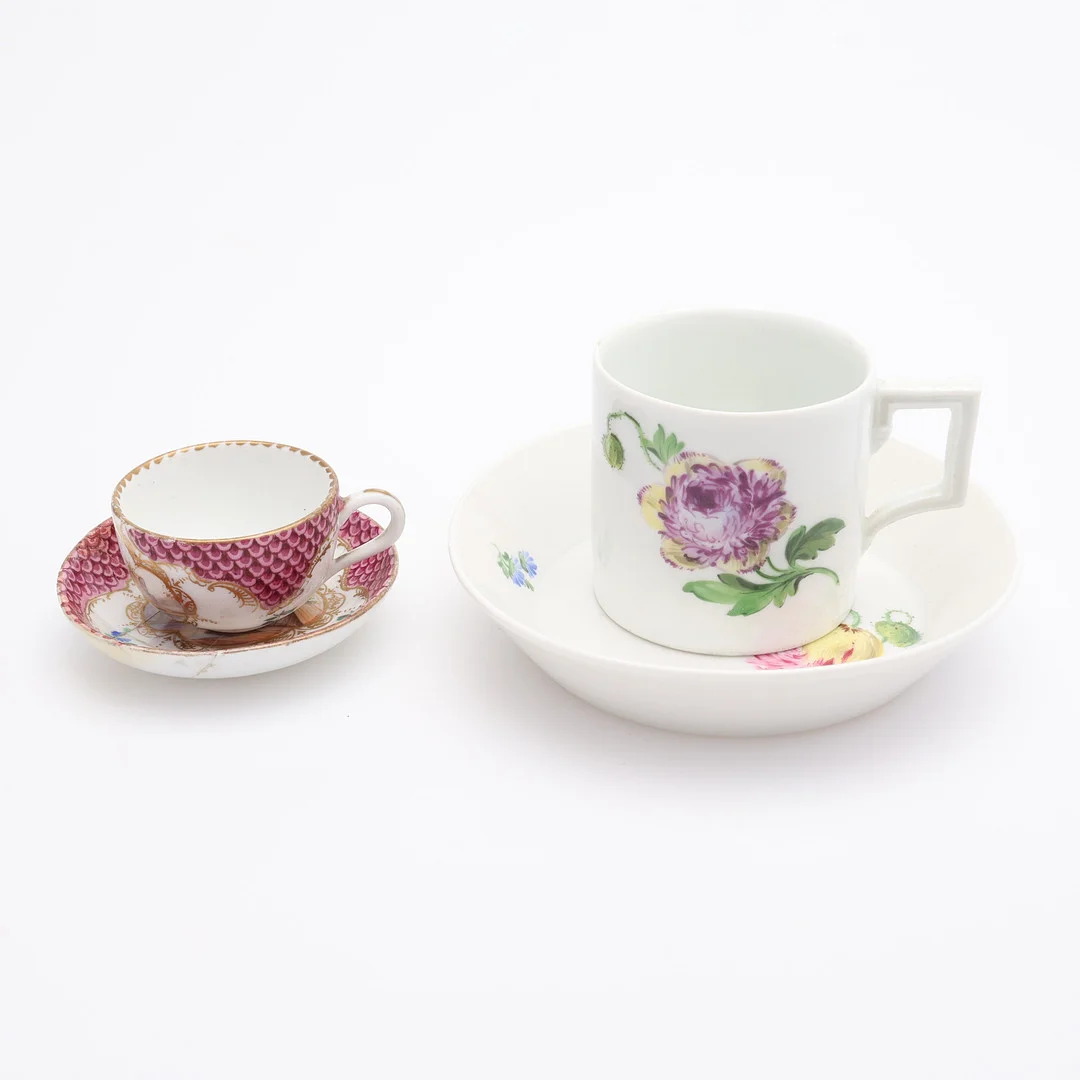 KOPPAR MED FAT, 2 PAR, PORSLIN, MEISSEN, OMKRING 1800-TALETS MITT. — European — Crafoord Auktioner Lund