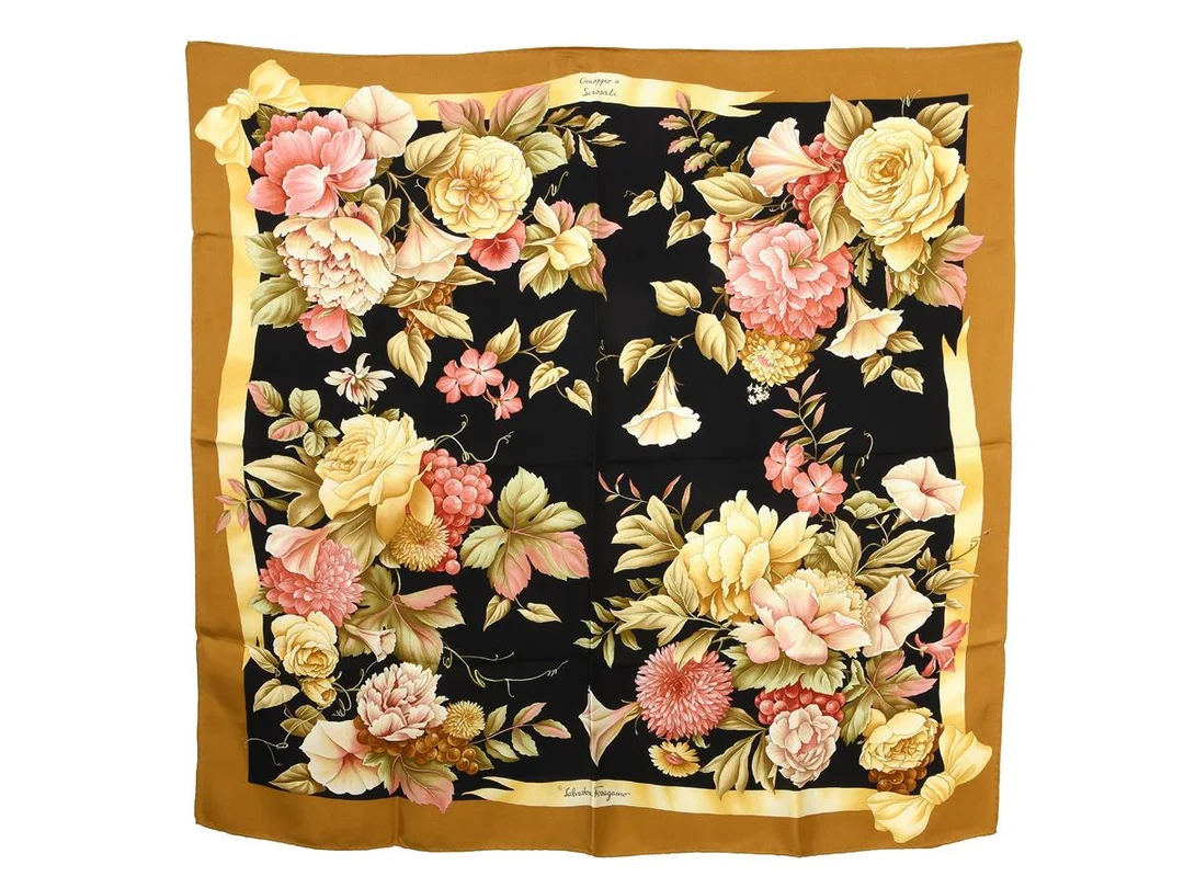 SCARF, SALVATORE FERRAGAMO, 100% siden, 86x86 cm, brun, svart, gul, röd. — Accessoarer/Scarves — Kaplans