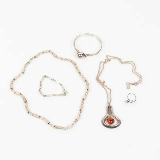 HALSSMYCKEN, ARMBAND & RING, 5 delar, omkring 1900-talets mitt, silver samt bärnsten.